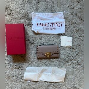Valentino Garavani Rockstud Alcove Wallet On Chain 100% authentic